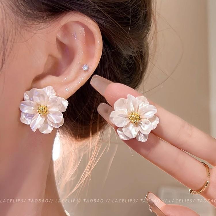 2025 Spring/Summer Floral Pearl Stud Earrings - Elegant Women's Light Luxury Edition