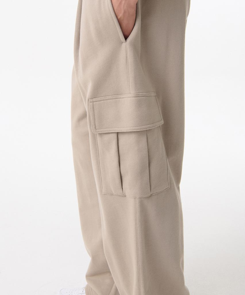 MUSINSA STANDARD One-Pleat Wide Cargo Sweatpants [Grayish Beige]