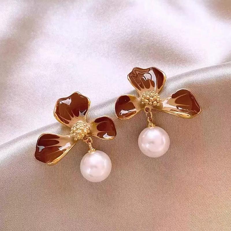 2024 Retro Amber Brown Women's Stud Earrings: High-End, Light Luxury, Niche Hong Kong Style