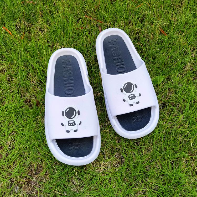 Comfort-Fit Men's Summer Slippers: Durable, Thick-Soled, Non-Slip, Deodorizing Indoor Sandals for Home.