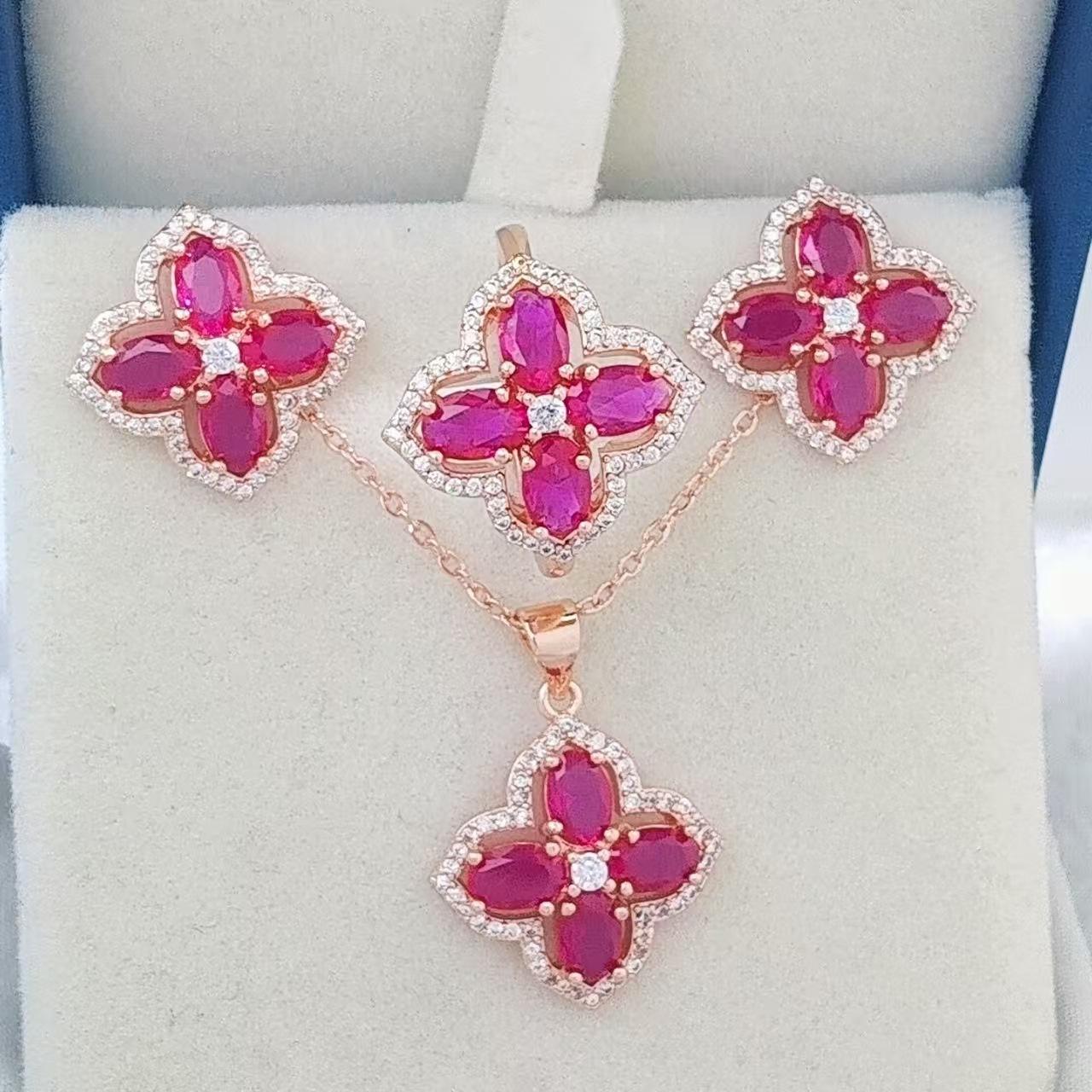 Мода 2026 Инкрустированный цирконом Красный корунд Синяя шпинель Кольцо-клевер Серьги-подвески Подвеска-колье Набор из трех предметов Первый продукт 45CM