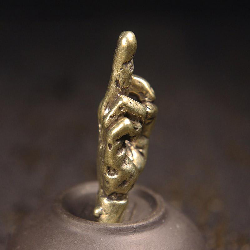 Vintage Handmade Copper Vertical Middle Finger Hand Gesture Creative Brass Office Decoration Tea Pet Ornaments Car Decor Gifts