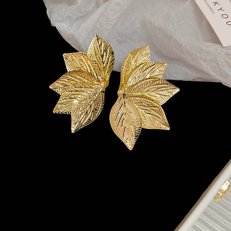 Vintage 3D Metal Leaf Stud Earrings for Women Exaggerated Gold Color Five Petal Flower Earrings Fashion Jewelry Accessory Gift