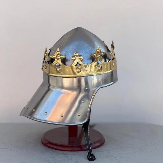 Handgefertigter Stahl-Königshelm mit Messingkrone, inklusive Ständer
