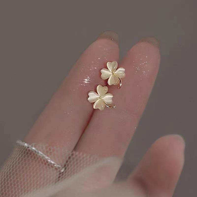 

Женские летние простые серьги-четырехлистники, легкая роскошь, нишевые 1 pair of earrings