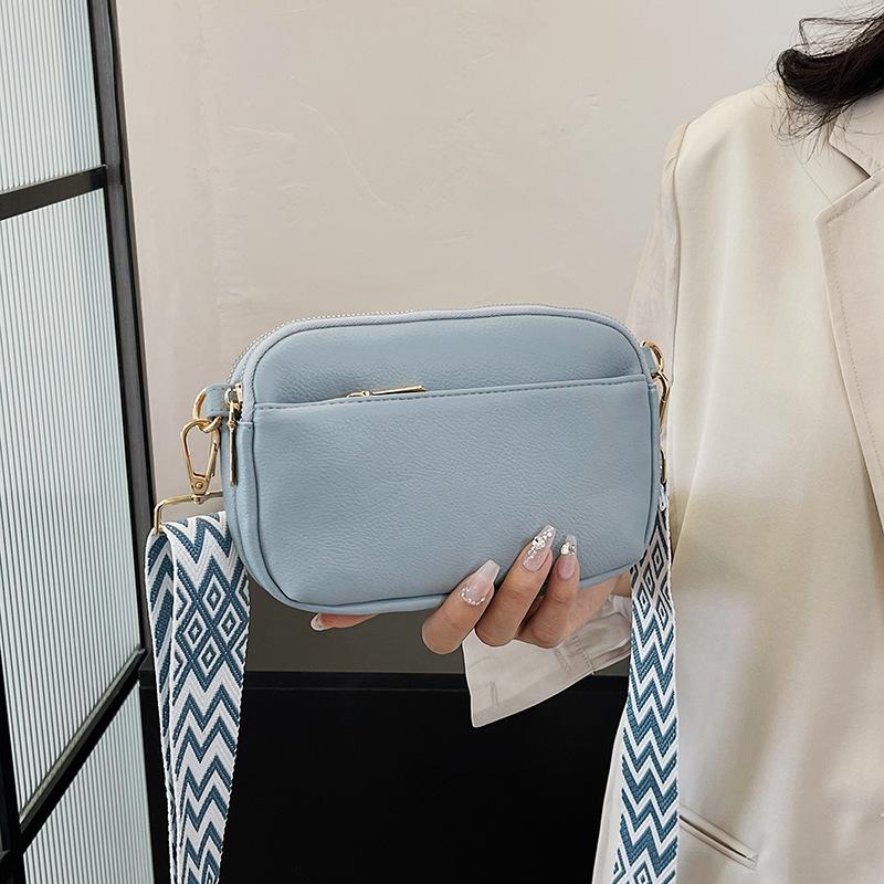 Populárna crossbody taška, Jednoduchá malá štvorcová taška z mäkkej kože, Ležérna taška na jedno rameno so širokým ramenným popruhom