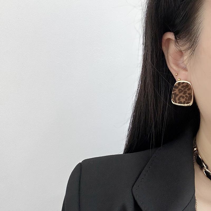 Flocking Maillard leopard print round stud earrings retro temperament niche earrings earrings