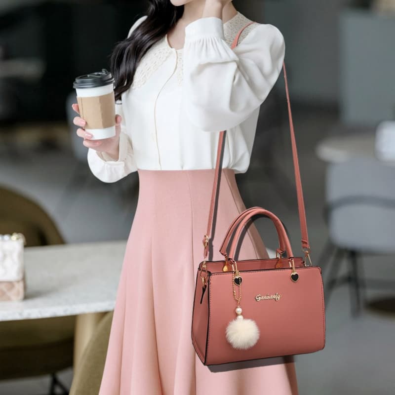 Bolsa pequena transversal decorada com bola de pelo, elegante