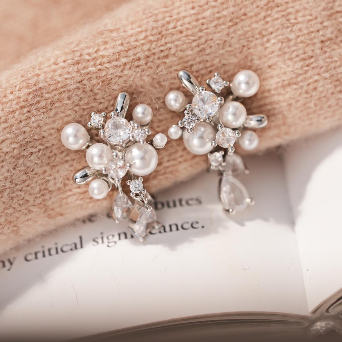 Zircon Pearl Flower Ear Cuff: No-Piercing, Luxurious and Versatile Earrings.