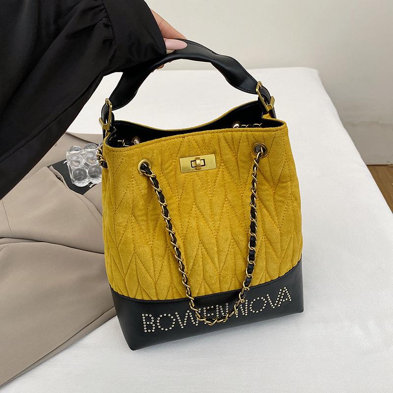 

Корейская версия сумки большой вместимости женская 2025 осень новая модная цепочка ручная сумка высокая ценность сумка через плечо для通勤 женщин жёлтый