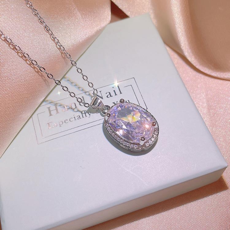 

В прямом эфире продается комплект из трех предметов, роскошное овальное циркониевое кольцо, ожерелье, серьги, свадебный комплект