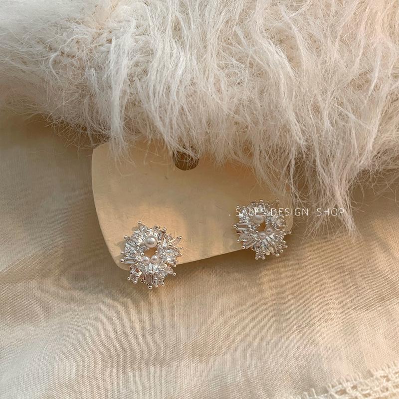 

Stud Earrings with Korean Zircon Pearls and Sunflower Design - Exquisite and Versatile Fashion Accessories