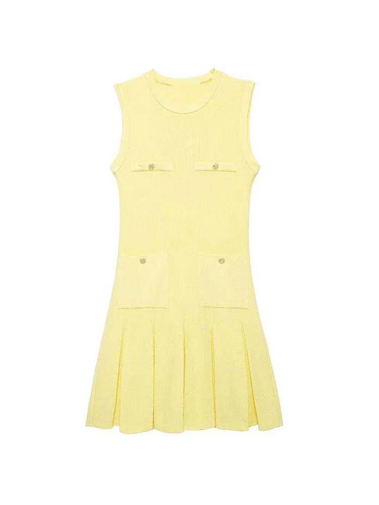 Вязаное желтое мини-летнее тонкое платье без рукавов с круглым вырезом и карманами — фото 6