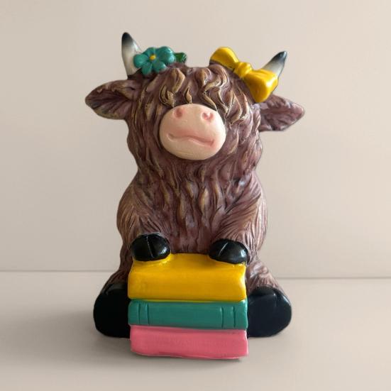 Highland Cow Figurine Reading Book Cattle Resin Statue Sculpture Home Office Decoration Ornament Book Lover Gifts