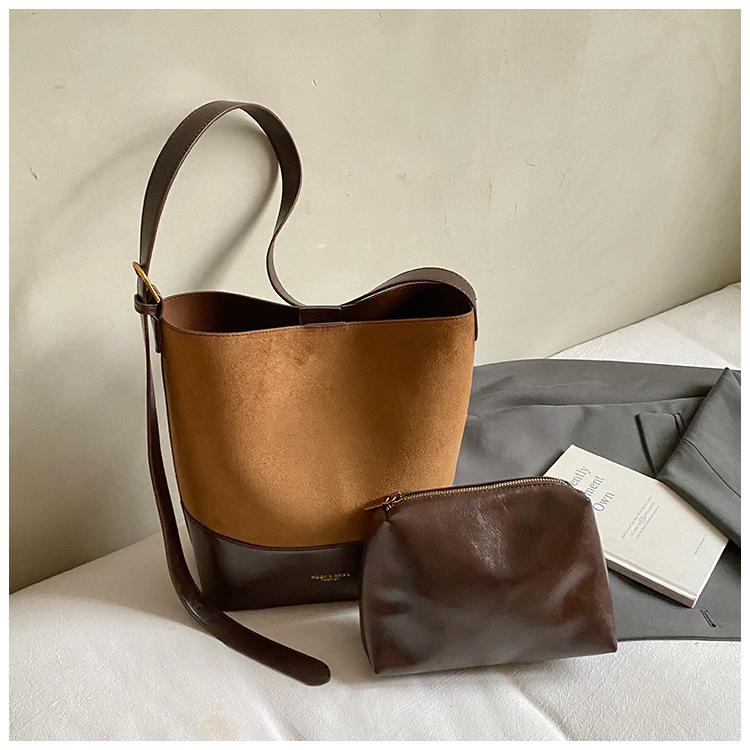 Высококлассная маленькая сумка женская 2025 осень и зима новая нишевая лоскутная контрастная цветная сумка-ведро модная сумка-мессенджер сумка мать и дитя коричневый