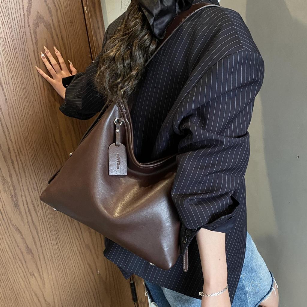 2025 Autumn/Winter Women's Versatile Large-Capacity Shoulder Bag - Niche Commuter Style