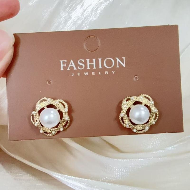 

2026 New trend Women s Small Stud Earrings Gold Color Metal Imitation Pearl Beads Bohemian Twisted Stud Earrings for Female