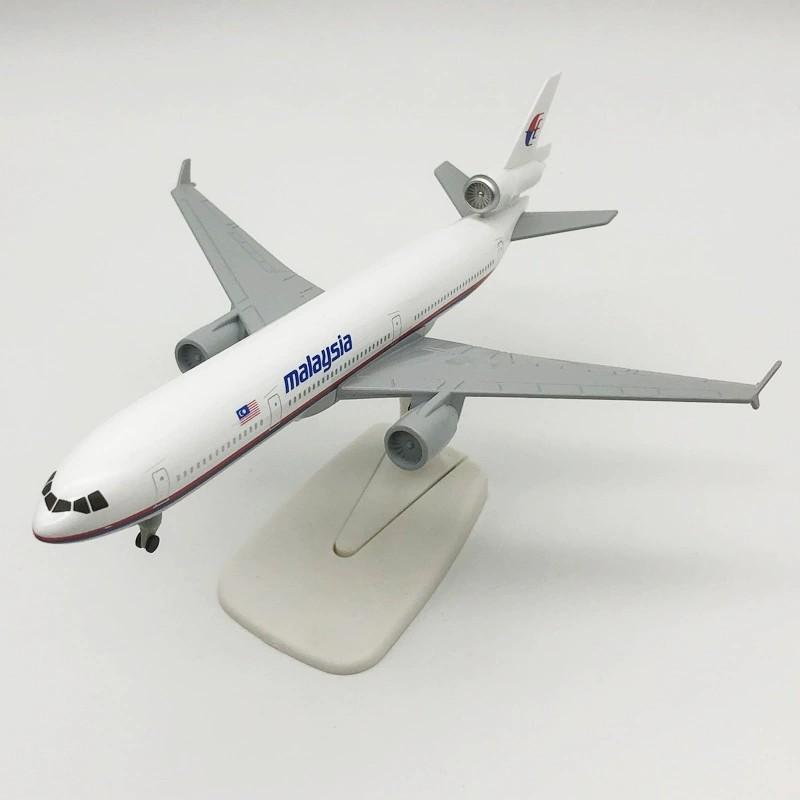 1/400 Scale Malaysia Airways MD-11 20cm Diecast Alloy Airplane With Aircraft Landing Gear Model Collection Gift Display Plane