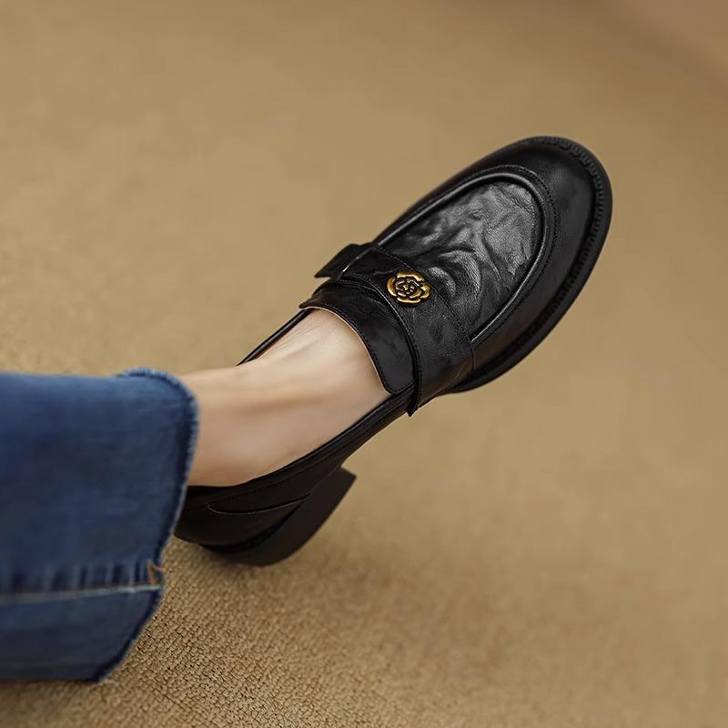 Leather camellia lazy loafers women's 2025 new autumn retro British one-pedal small leather shoes single shoe trend