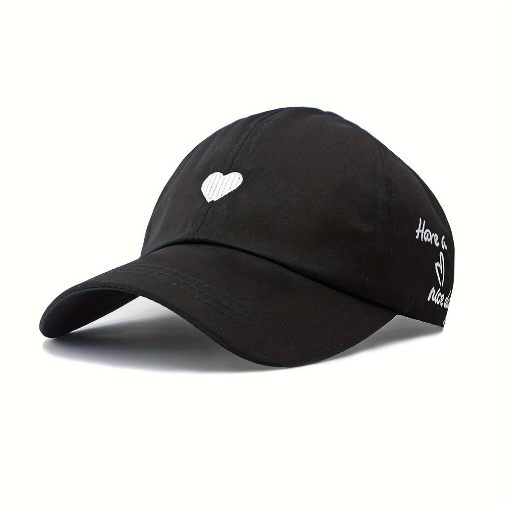 Casquette de baseball pour femme avec trou pour queue de cheval, chapeau de soleil d'été brodé en forme de cœur, respirant et confortable pour un usage quotidien