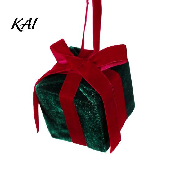 Xmas Holiday Table Decor Velvet Gift Box Christmas Tree Ornament, Square Shaped Hanging Seasonal Party Photo Props Decoration with Bow for Winter Home