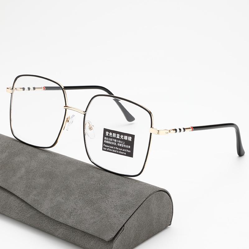 

Новые фотохромные квадратные очки с защитой от синего света – Элегантный трансграничный дизайн для женщин