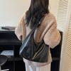 Retro fashion new shoulder bag commuter high-end underarm tote bag women's light luxury design bag