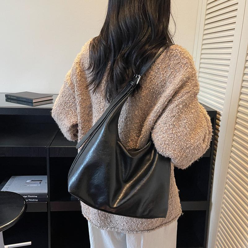 Retro fashion new shoulder bag commuter high-end underarm tote bag women's light luxury design bag