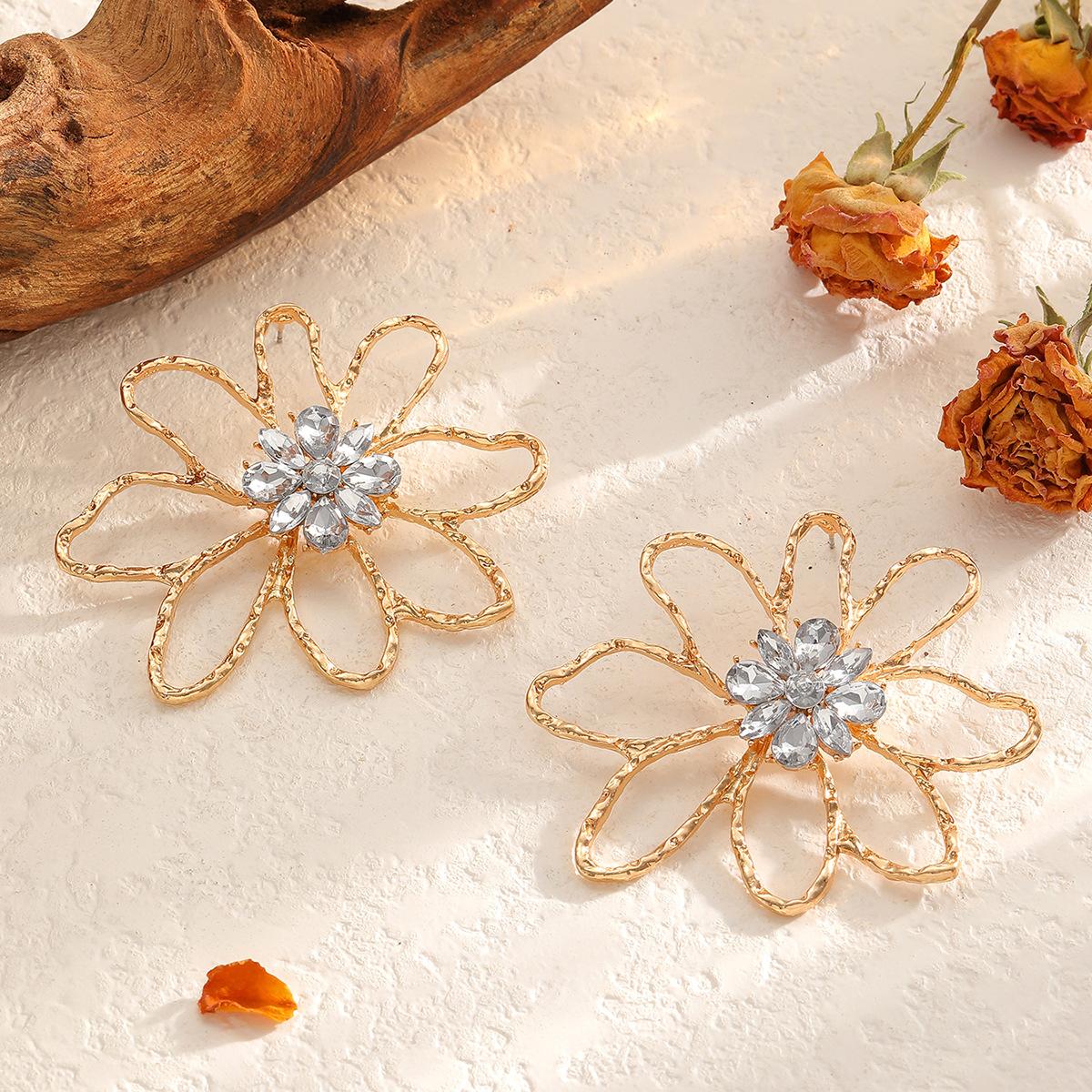 

European and American retro irregular hollow flower diamond earrings exaggerated design sense fashionable gold lava line stud earrings