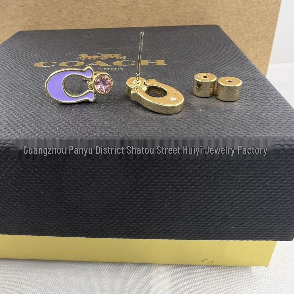 Orecchini a Bottone COA Coach C Logo Strass Multicolore Placcati Oro: Moda Artistica, Versatile, di Lusso