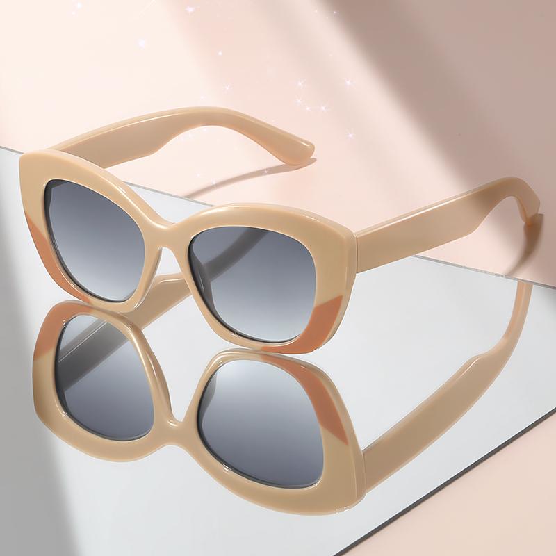 

New artistic style sunglasses with cat-eye color contrast embellishment exude a sense of high-end travel sunglasses