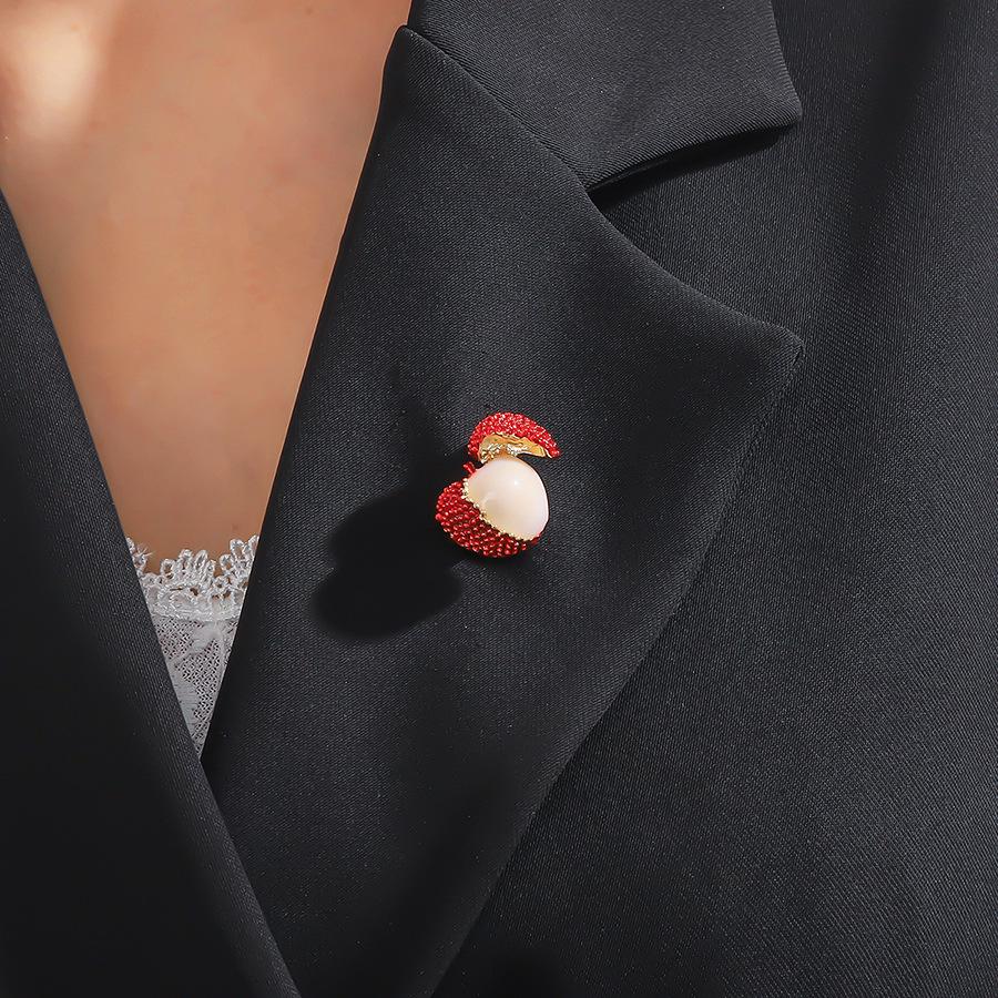 Brošňa Concubine Smile Lychee: Elegantný červený ovocný brošňový špendlík na svetre a obleky