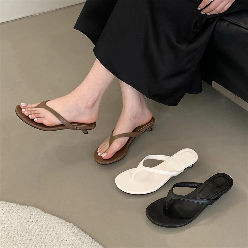 Mode Eilyken Neue Mode Runde Zehenclip Hausschuhe Damen Dünne Niedrige Absätze Strand Freizeitschuhe Sommer Flip-Flops Zapatos De Mujer