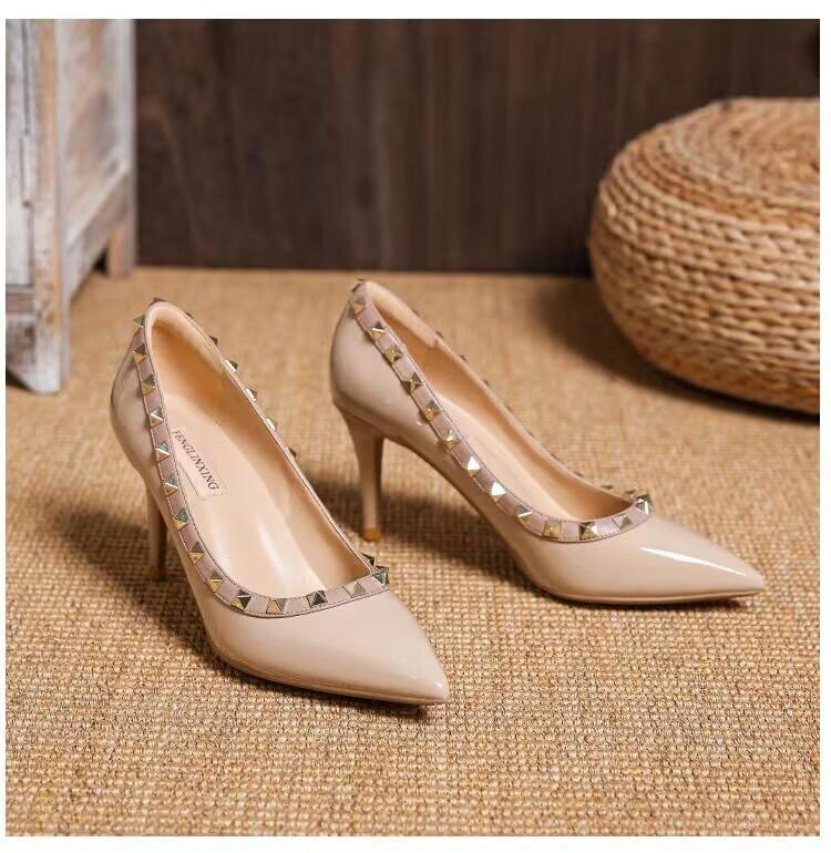 

Pointed shoes, rivets, shallow mouth, thin heel temperament single shoes women s 2025 new versatile French black high heels women s shoes 40