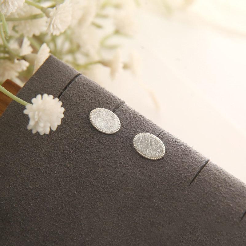 Простые матовые овальные серьги для женщин с универсальным и компактным нишевым дизайном