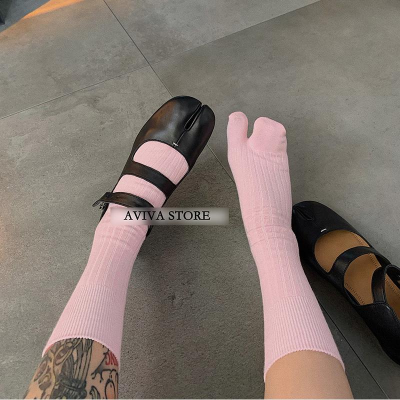 Vysoce kvalitní česaná bavlna ponožky s oddělenými prsty pro ženy jednobarevné jednoduché pohodlné měkké dvoupalcové japonské Harajuku dámské Tabi ponožky