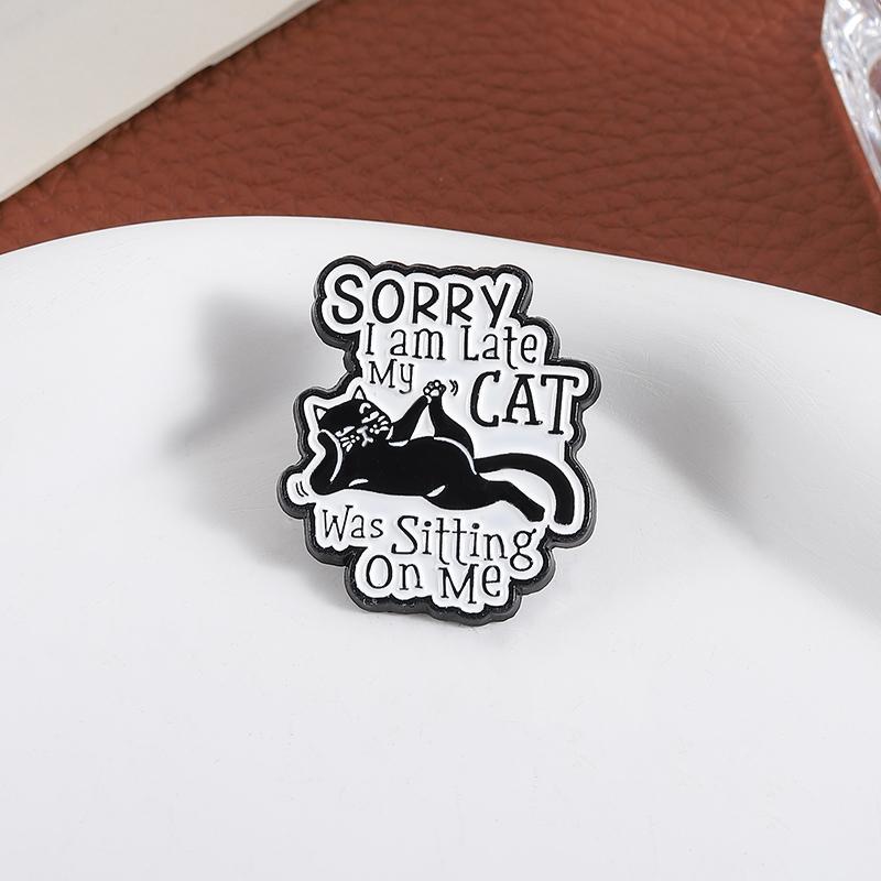 MEINE KATZE Saß Auf Mir Emaille-Anstecknadeln Benutzerdefiniert Niedliche Schwarze Katze Broschen Reversabzeichen Kleidung Tier Schmuck Geschenk für Freunde