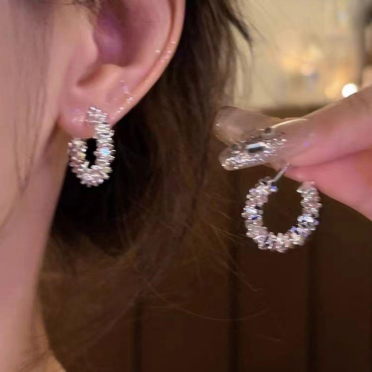 

Элегантные серьги-пусеты с кисточками 2024: Высококлассный, Модный и Универсальный для Женщин