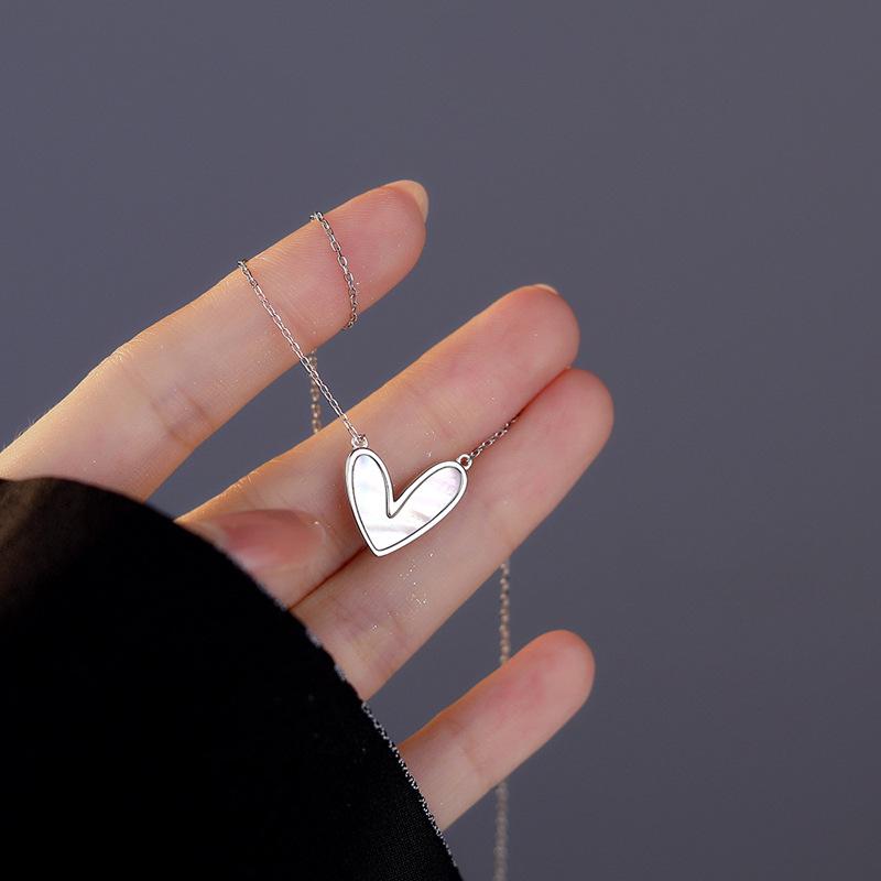 Herzförmige Schlüsselbeinkette aus weißem Perlmutt, kalter Stil und vielseitiger Stil, modische Halskette mit Muschel-Liebesanhänger für Frauen