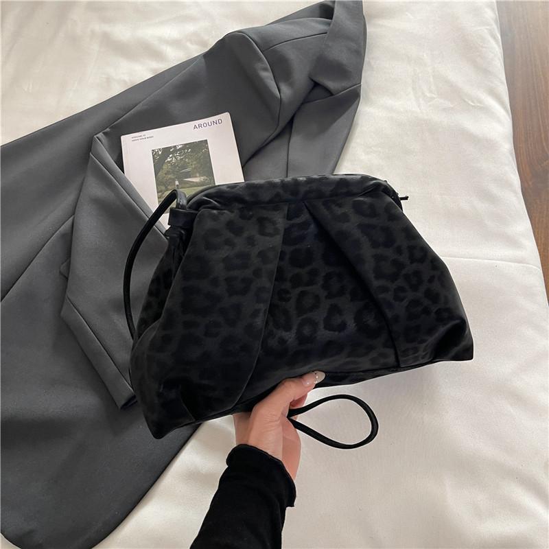 

Retro leopard print bag women s autumn new commuter clip bag fashionable and simple niche shoulder messenger bag