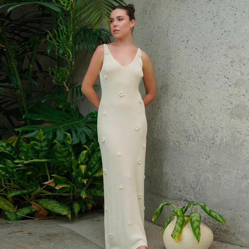 Длинное трикотажное платье с V-образным вырезом — фото 4