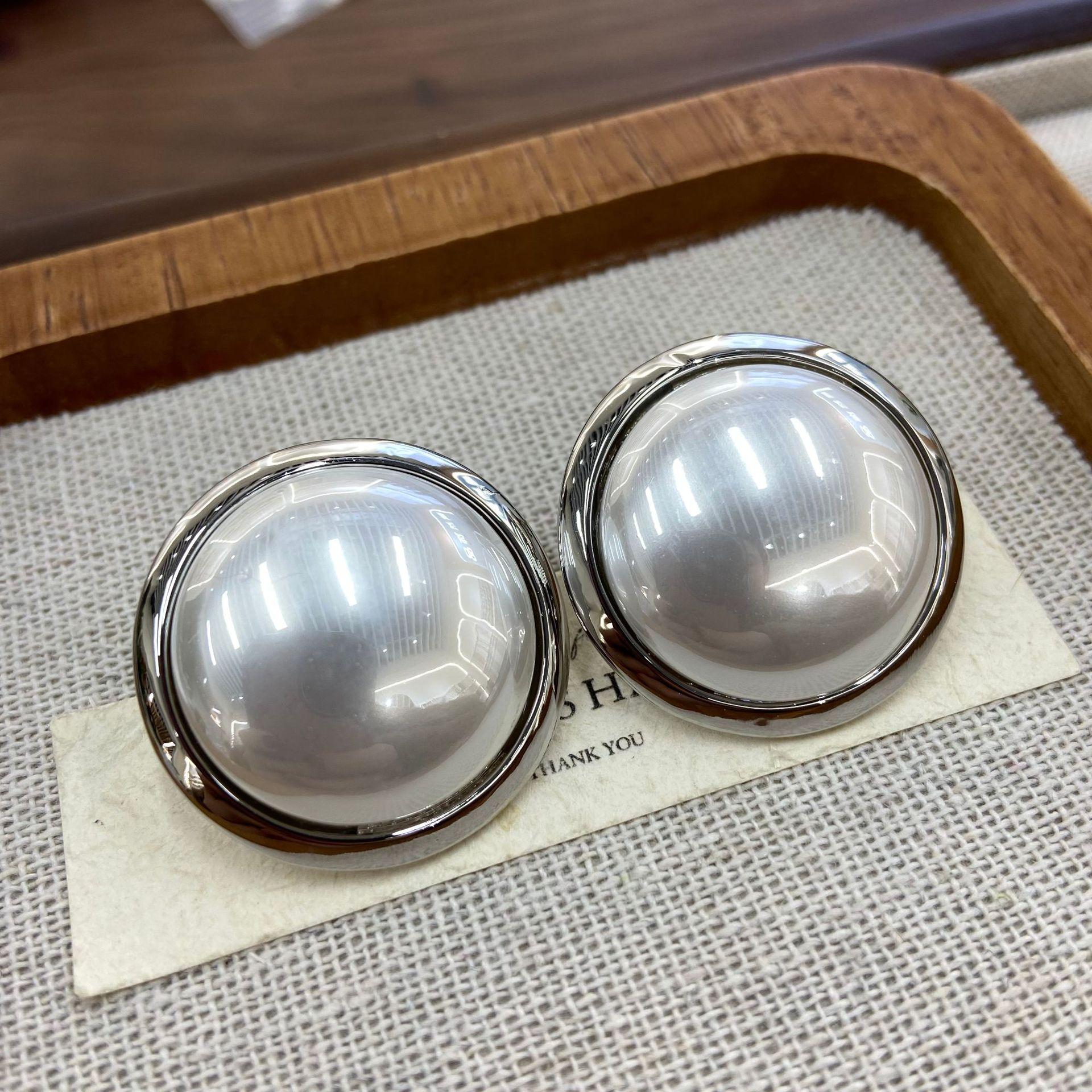 

2026 Fashion Big Stud Earrings, Foreign-Style Celebrity Earrings, High-End French Retro Earrings