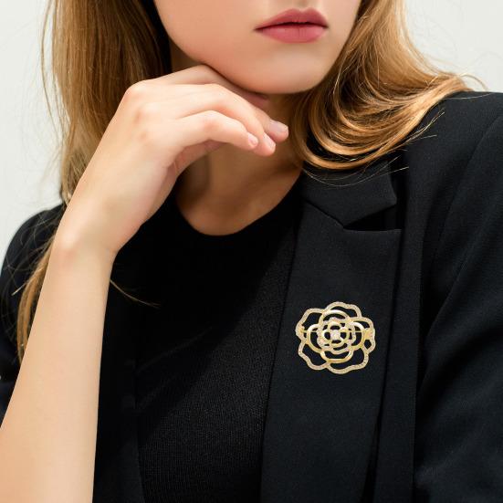 Women Brooch High-Gloss Rhinestone Inlay Sparkling Hollow Camellia Design Lapel Pin Non-Slip Buckle Scarf Badge Clothing Bags Accessories