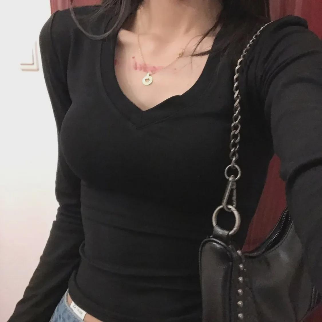 

Женский облегающий топ из черного бархата с V-образным вырезом и длинными рукавами M (40-50 kg)