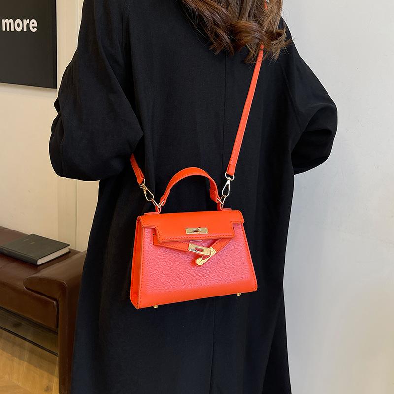 Popular Bags Women's 2025 New Women's Fashion Shoulder Bag Simple Solid Color Messenger Bag Casual Commuter Small Square Bag