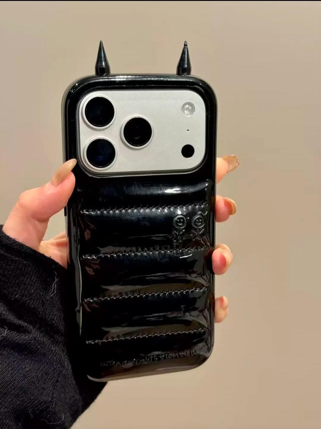 Błyszczące etui z rogami diabła 3D do 17 Pro 16 18 17 Pro Max Fajne Etui Ochronne Odporne na Wstrząsy Cape Horn Prezent dla Dziewczyn iPhone17 Pro czarny