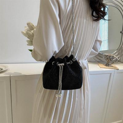 Retro popüler küçük çanta kadın yeni ilkbahar gündelik basit kova çanta moda zincirli postacı çantası