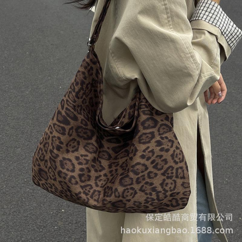 Leopard Print Bag Women's 2025 New Autumn and Winter Super Fire Commuter Bag Light Go Shoulder Bag Large Capacity Tote Bag