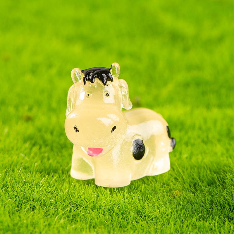 

Украшения из коровьей смолы, светящиеся в темноте. Милые мультяшные трехмерные украшения в виде теленка. Микропейзаж. Декоративные аксессуары для творчества и ремесел. About 3 * 2.7cm 5pcs жёлтый