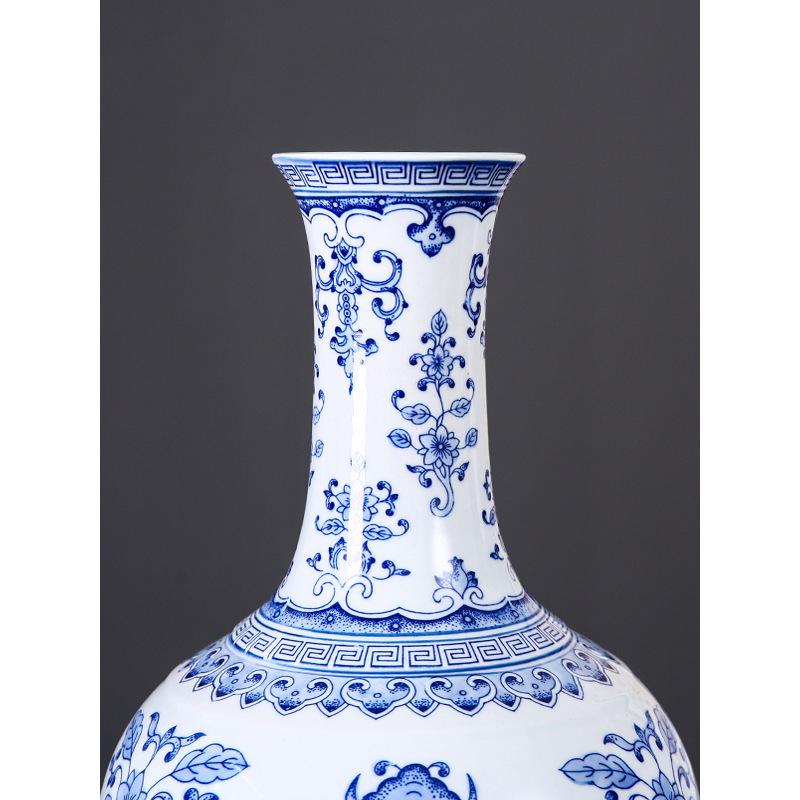 Hand-Painted Blue and White Porcelain Vintage Vase - Chinese Classical Living Room Ornament